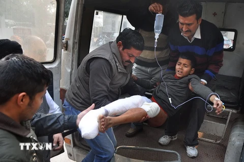 Chuyển thiếu niên Ấn Độ bị thương trong cuộc giao tranh tới bệnh viện điều trị ở Jammu ngày 3/1. (Nguồn: AFP/TTXVN)