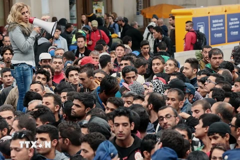 Dòng người di cư chen nhau lên tàu tại nhà ga Keleti ở Budapest ngày 10/9. (Nguồn: AFP/TTXVN)