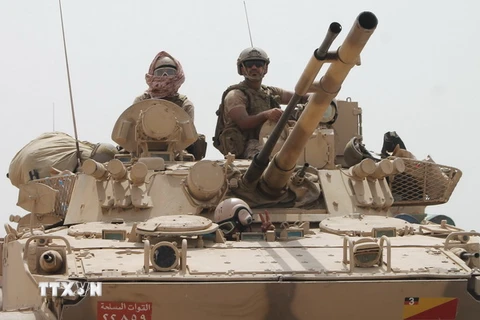 Xe quân sự của lực lượng liên quân Arab được triển khai ở ngoại ô thành phố cảng Aden.