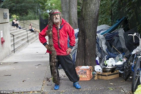 Một người đàn ông vô gia cư ở New York bỗng dưng nổi tiếng nhờ mái tóc dài tới tận mắt cá chân.
