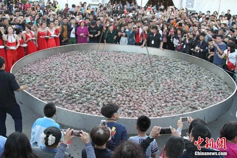 Một nồi cua hấp khổng lồ đã thu hút hàng trăm người ở quận Panshan, tỉnh Liêu Ninh, Trung Quốc vào ngày 13/9.