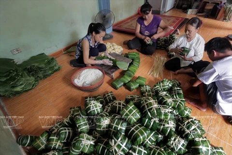 Làng nghề bánh chưng Tranh Khúc hiện tạo công ăn việc làm cho nhiều lao động trong làng. 