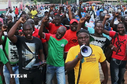 Biểu tình phản đối hành động giam giữ Tổng thống lâm thời Michel Kafando và Thủ tướng Isaac Zida của nhóm cận vệ tại Ouagadougou. (Nguồn: REUTERS/TTXVN) 