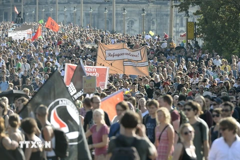 Quang cảnh cuộc tuần hành của những người ủng hộ chủ trương tiếp nhận người di cư tại Dresden ngày 29/8. (Nguồn: AFP/TTXVN) 