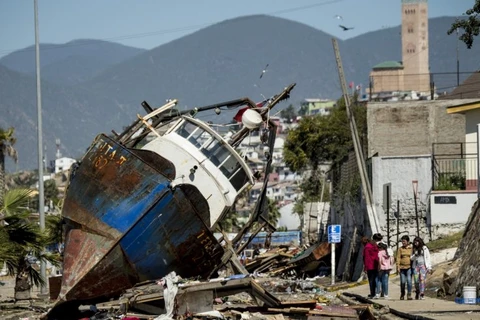Thuyền đánh cá bị mắc cạn khi neo đậu ở cảng Coquimbo (Chile). (Nguồn: ibTimes)