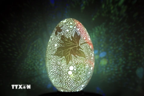 Một đèn lồng làm bằng vỏ trứng của nghệ sỹ Kong Bin được thắp sắng bằng đèn LED trưng bày ở tỉnh Sơn Tây ngày 20/9.