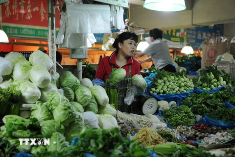 Rau củ được bán tại một khu chợ ở Thượng Hải. (Nguồn: AFP/TTXVN)
