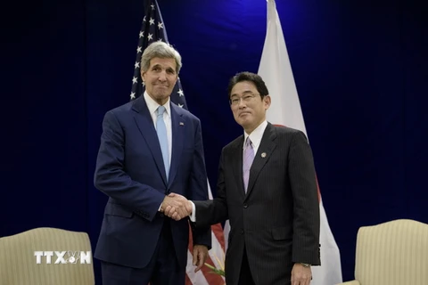 Ngoại trưởng Mỹ John Kerry (trái) có cuộc gặp với Ngoại trưởng Nhật Bản Fumio Kishida. (Nguồn: AFP/TTXVN)
