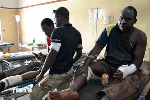 Nạn nhân bị thương trong vụ đánh bom được điều trị tại bệnh viện Maiduguri ngày 21/9. (Nguồn: AFP/TTXVN) 