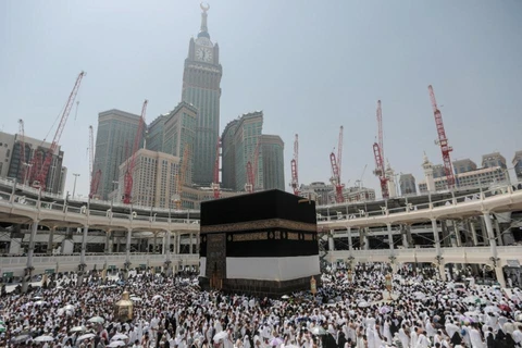 Những người Hồi giáo hành hương về đền thờ Kaaba, một ngồi đền hình vuông ở Đại Thánh Đường, thuộc đất thánh Mecca, Saudi Arabia.