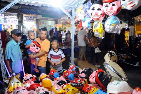 Những chiếc mặt nạ được làm thủ công truyền thống được bày bán trên phố Hàng Lược (quận Hoàn Kiếm). (Ảnh: Quang Quyết/TTXVN) 