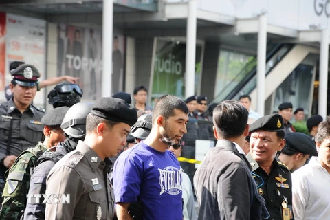 Cảnh sát Hoàng gia Thái Lan tiến hành thực nghiệm hiện trường vụ đánh bom đền Erawan. (Ảnh: Sơn Nam-Quang Thuận/TTXVN)