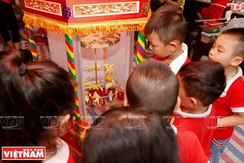Trẻ em thích thú bên đèn kéo quân loại đồ chơi truyền thống gắn liền với dịp tết Trung thu. (Ảnh: Việt Cường/Báo ảnh Việt Nam)