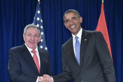 Chủ tịch Cuba Raul Castro gặp Tổng thống Mỹ Barack Obama, ngày 29/9 bên lề Đại hội đồng Liên hợp quốc khóa 70. (Nguồn: AFP)