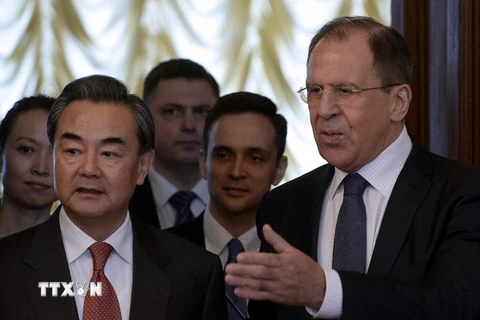 Ngoại trưởng Nga Sergei Lavrov (phải) và Ngoại trưởng Trung Quốc Vương Nghị. (Nguồn: AFP/TTXVN) 