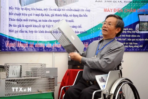 Ông Lê Đức Hiền, Giám đốc Công ty TNHH Đức Hiền giới thiệu máy bẫy chuột liên hoàn - BC.5. (Ảnh: Quang Quyết/TTXVN)