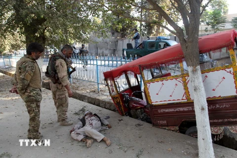 Thi thể nạn nhân thiệt mạng trong các cuộc giao tranh giữa lực lượng an ninh Afghanistan và phiến quân Taliban tại khu vực ngoại ô Kunduz ngày 4/10. 