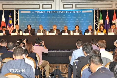Bộ trưởng Thương mại các nước tham gia đàm phán TPP họp báo chung. (Ảnh: Thanh Tuấn​/TTXVN) 