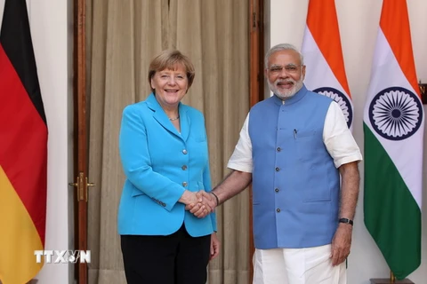 Thủ tướng Đức Angela Merkel (trái) và Thủ tướng Ấn Độ Narendra Modi tại cuộc họp báo sau cuộc tham vấn. (Nguồn: AFP/TTXVN) 