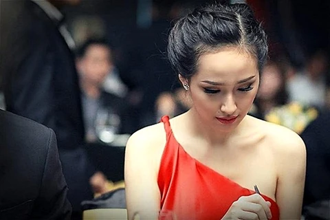 Hoa hậu Mai Phương Thúy lựa chọn kiểu tóc tết búi khi diện những bộ đầm thướt tha đi dự sự kiện, kiểu tóc này giúp cô khéo léo khoe bờ vai gợi cảm.