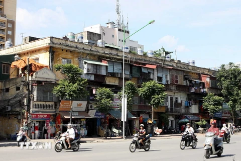 Một khu chung cư cũ nằm ngay mặt đường Nguyễn Trãi, quận Thanh Xuân. (Ảnh: Tuấn Anh/TTXVN) 