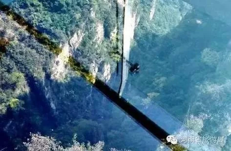 Cây cầu chữ U đầu tiên ở Trung Quốc, có độ cao hàng trăm mét thuộc thung lũng của vùng núi Yuntai, bỗng dưng bị nứt vào ngày 5/10.