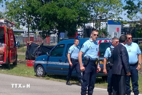 Cảnh sát Pháp phong tỏa lối vào Công ty thiết bị hàng không ở Saint-Quentin-Fallavier, gần Lyon, miền đông Pháp ngày 26/6. (Nguồn: AFP/TTXVN) 