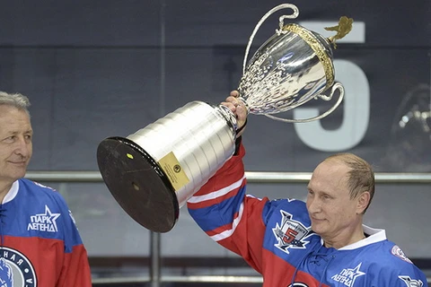 Tổng thống Nga Vladimir Putin đang cầm một chiếc cúp. (Nguồn: RT) 