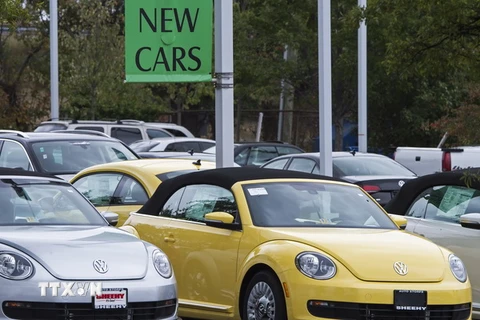 Xe Volkswagen Beatle bày bán tại đại lý ở Woodbridge, bang Virginia, Mỹ ngày 29/9. (Nguồn: AFP/TTXVN) 