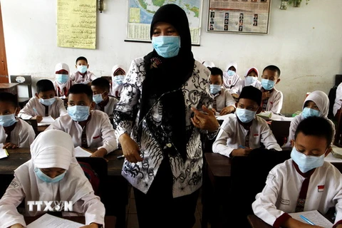 Học sinh khẩu trang phòng ô nhiễm không khí do khói mù tại Palembang, Nam Sumatra. (Nguồn: AFP/TTXVN) 
