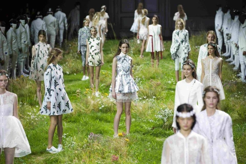 Những người mẫu mặc trang phục màu trắng khiến người xem hình dung ra cảnh tượng các thiên thần đang dạo chơi trên thảm cỏ.