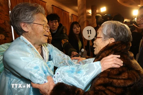 Hai chị em bà Kim Sung-yun (Hàn Quốc) và Kim Suk-ryeo (Triều Tiên) gặp lại nhau trong buổi đoàn tụ gia đình ly tán. (Nguồn: Yonhap/TTXVN) 