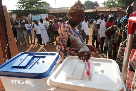 Cử tri Guinea-Bissau bỏ phiếu tại một địa điểm bầu cử ở Bissau. (Nguồn: AFP/TTXVN) 