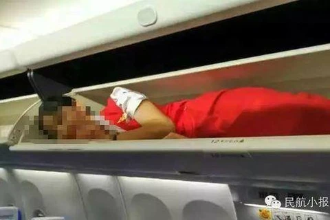 Một nhóm nữ tiếp viên hàng không ở Trung Quốc đã lên tiếng phản đối nghi thức bắt các nhân viên mới phải nằm trong các khoang hành lý trên máy báy.