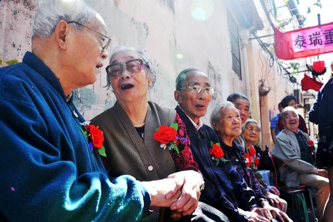 18 cặp vợ chồng già từng lấy nhau ít nhất 50 năm vừa tổ chức đám cưới vàng tập thể ở một con ngõ Thượng Hải vào ngày 17/10. 