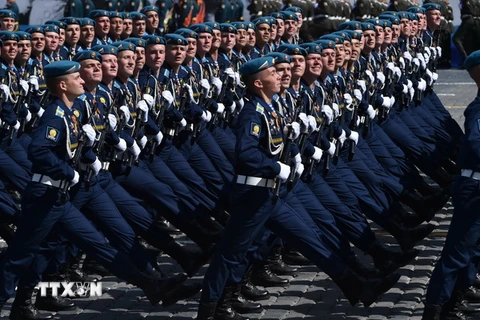 Hải quân Nga tham gia lễ duyệt binh kỷ niệm 70 năm Ngày Chiến thắng ở thủ đô Moskva ngày 9/5. (Nguồn: THX/TTXVN) 