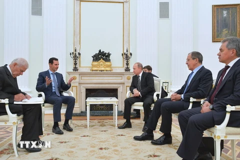 Tổng thống Nga Vladimir Putin (giữa-phải) và Tổng thống Syria Bashar al-Assad (giữa-trái) tại cuộc gặp ở Moskva. (Nguồn: AFP/TTXVN) 