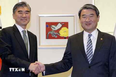  Thứ trưởng Ngoại giao thứ nhất Hàn Quốc Cho Tae-yong (phải) và Đặc phái viên Mỹ về Triều Tiên Sung Kim trong cuộc gặp ở thủ đô Seoul ngày 23/9. (Nguồn:Yonhap/TTXVN)