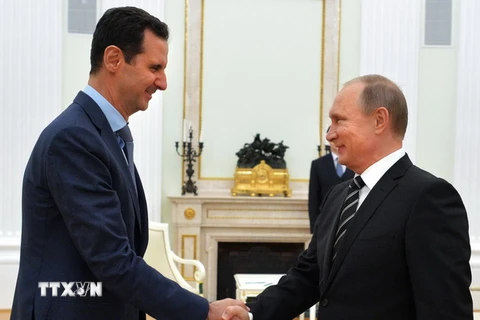 Tổng thống Nga Vladimir Putin và Tổng thống Syria Bashar al-Assad (trái) tại cuộc gặp ở Moskva. (Nguồn: AFP/TTXVN)