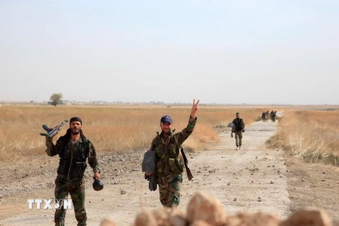 Binh sỹ quân đội Syria tuần tra gần sân bay quân sự Kweyris, tỉnh Aleppo ngày 18/10. (Nguồn: AFP/TTXVN) 