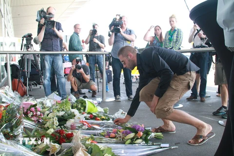  Đặt hoa tưởng niệm các nạn nhân máy bay MH 17 tại Đại sứ quán Hà Lan ở thủ đô Kiev, Ukraine ngày 17/7. (Nguồn: AFP/TTXVN) 