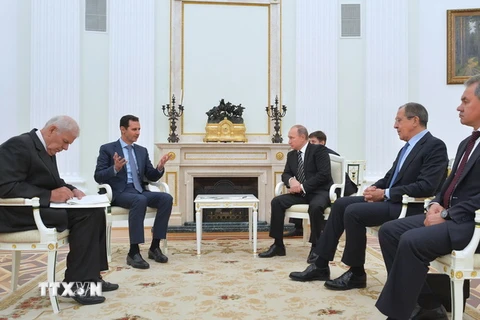 Tổng thống Nga Vladimir Putin (giữa-phải) và Tổng thống Syria Bashar al-Assad (giữa-trái) tại cuộc gặp ở Moskva. (Nguồn: AFP/TTXVN) 