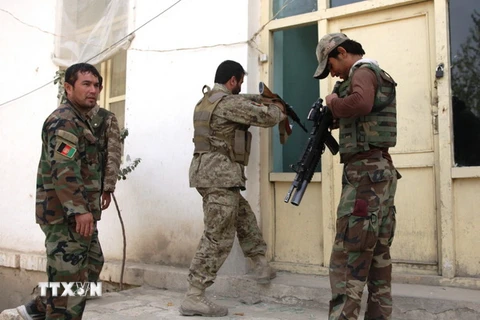 Binh sỹ Afghanistan làm nhiệm vụ trong chiến dịch quân sự ở thành phố Kunduz. (Nguồn: THX/TTXVN) 