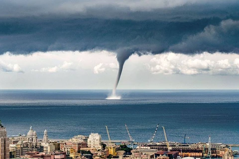 Ngày 20/10, một vòi rồng trên mặt nước đã xuất hiện ở Genoa, miền Đông Bắc Italy.