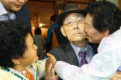 Bà Koo Song-ok, 71 tuổi ở Triều Tiên tạm biệt người cha Koo Sang-yeon, 98 tuổi ở Hàn Quốc trong buổi chia tay sau cuộc đoàn tụ. (Nguồn: Yonhap/TTXVN) 