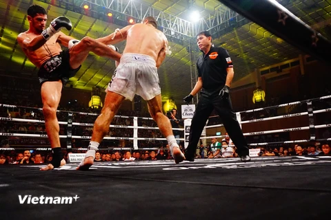 Nguyễn Trần Duy Nhất, võ sỹ Muay Thai của Việt Nam, từng giữ chức vô địch thế giới, đã đánh bại đương kim vô địch hạng cân 60kg người Pháp Victor Pinto.
