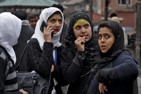 Những cô gái Kashmiri bỏ chạy khỏi các tòa nhà sau trận động đất.