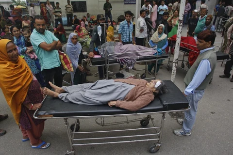 Các bệnh nhân nằm bên ngoài bệnh viện địa phương sau trận động đất ở Jammu, Ấn Độ. (Nguồn: AP)