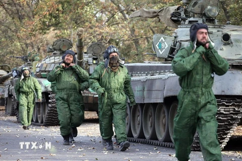 Xe tăng của lực lượng ly khai rời thị trấn Novoazovsk ở khu vực Donetsk ngày 21/10. (Nguồn: AFP/TTXVN) 