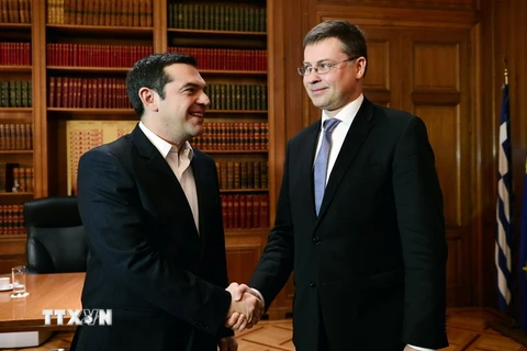 Thủ tướng Hy Lạp Alexis Tsipras (trái) và Cao ủy châu Âu về đồng euro Valdis Dombrovskis trong cuộc gặp ở Athens, Hy Lạp ngày 26/10. (Nguồn: AFP/TTXVN) 